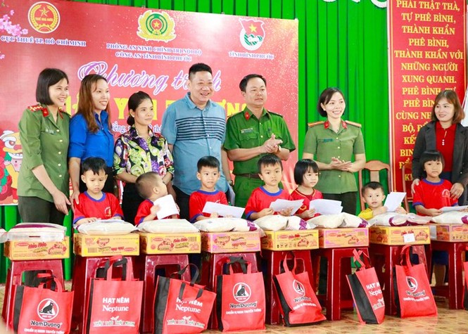 Tuổi trẻ Bình Phước hỗ trợ dân vùng biên, tiếp nước, vá xe cho người vể quê - ảnh 4