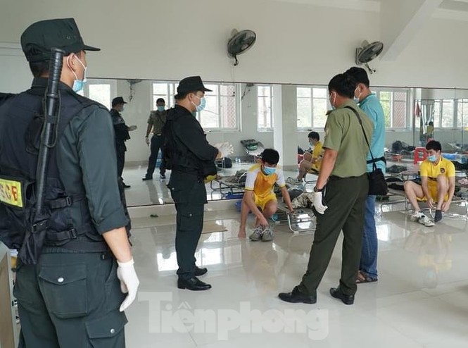 Bình Dương: Bàn giao 11 người Trung Quốc nhập cảnh trái phép cho công an xử lý - ảnh 2