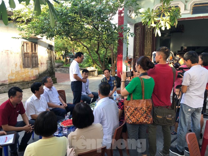 Trao học bổng tài năng cho thủ khoa khối A 'đạp xe giao trứng vịt' - ảnh 9