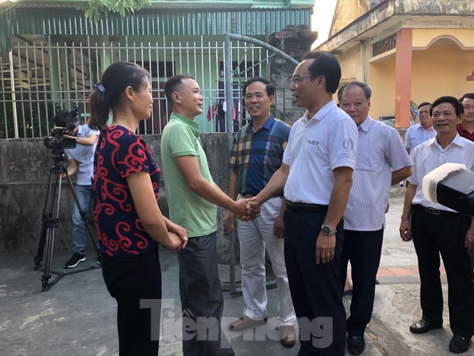 Trao học bổng tài năng cho thủ khoa khối A 'đạp xe giao trứng vịt' - ảnh 4