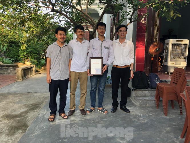 Trao học bổng tài năng cho thủ khoa khối A 'đạp xe giao trứng vịt' - ảnh 3