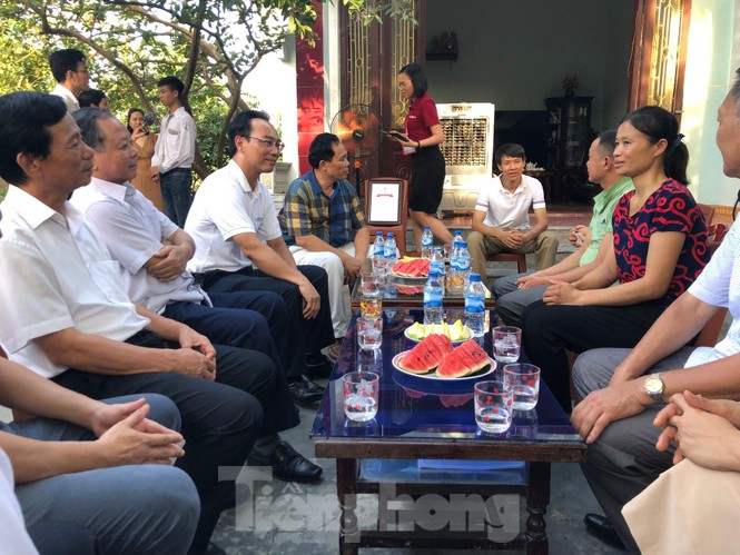 Trao học bổng tài năng cho thủ khoa khối A 'đạp xe giao trứng vịt' - ảnh 2