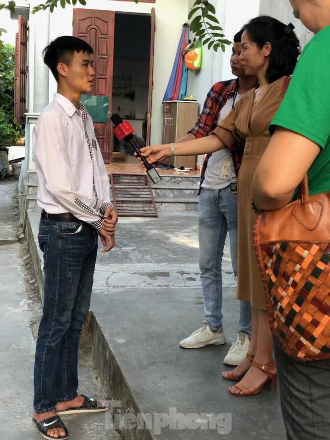 Trao học bổng tài năng cho thủ khoa khối A 'đạp xe giao trứng vịt' - ảnh 7