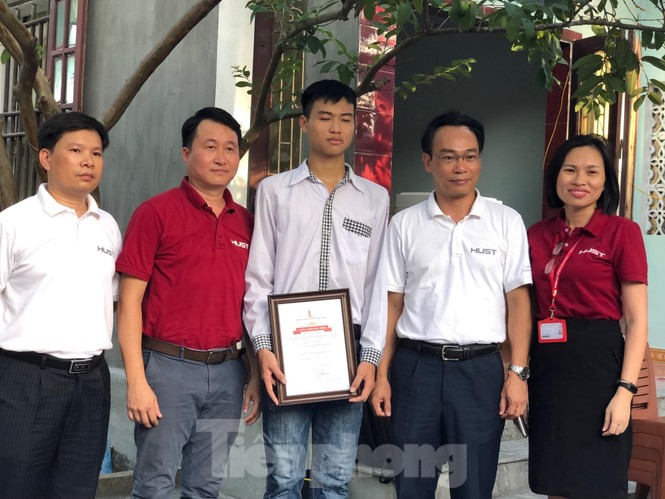 Trao học bổng tài năng cho thủ khoa khối A 'đạp xe giao trứng vịt' - ảnh 1