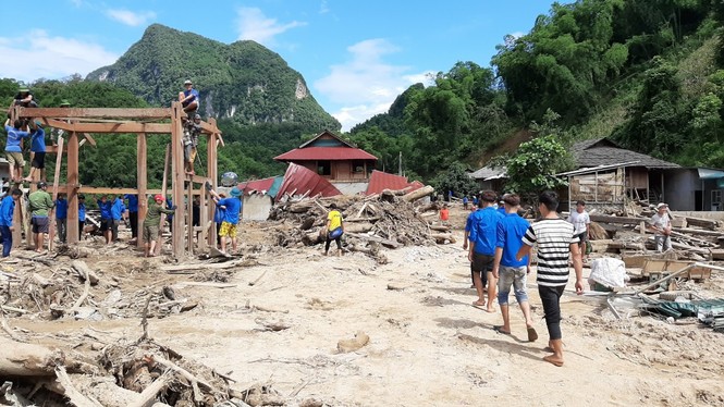 Dựng lại nhà bị lũ cuốn trôi ở bản Sa Ná - ảnh 1