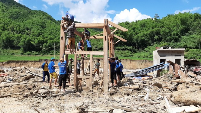 Dựng lại nhà bị lũ cuốn trôi ở bản Sa Ná - ảnh 2
