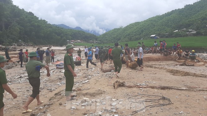Dựng lại nhà bị lũ cuốn trôi ở bản Sa Ná - ảnh 4