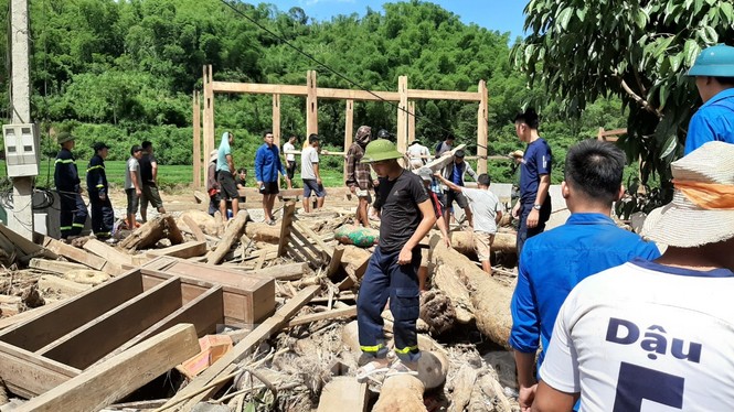 Dựng lại nhà bị lũ cuốn trôi ở bản Sa Ná - ảnh 6