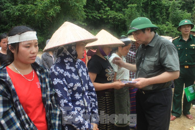 Trưởng ban Tổ chức Trung ương thăm hỏi, chỉ đạo khắc phục hậu quả mưa lũ - ảnh 4