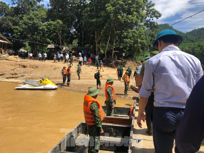 Trưởng ban Tổ chức Trung ương thăm hỏi, chỉ đạo khắc phục hậu quả mưa lũ - ảnh 13