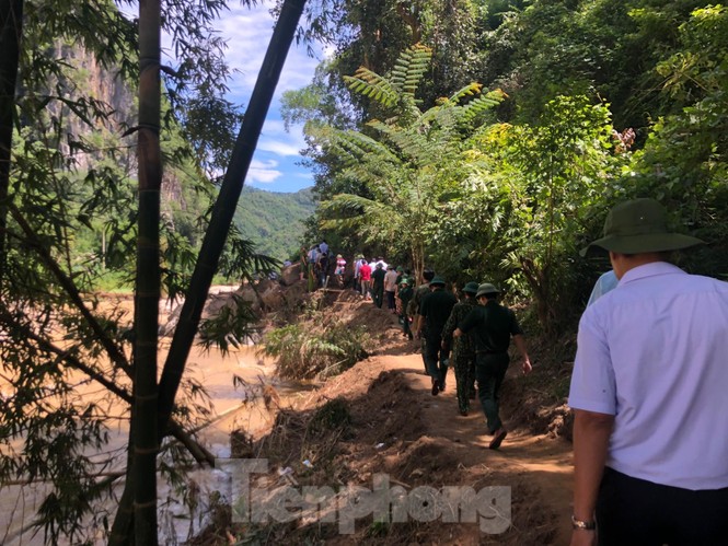 Trưởng ban Tổ chức Trung ương thăm hỏi, chỉ đạo khắc phục hậu quả mưa lũ - ảnh 12