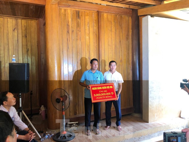 Trưởng ban Tổ chức Trung ương thăm hỏi, chỉ đạo khắc phục hậu quả mưa lũ - ảnh 15