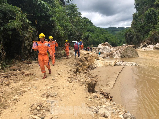 Trưởng ban Tổ chức Trung ương thăm hỏi, chỉ đạo khắc phục hậu quả mưa lũ - ảnh 11