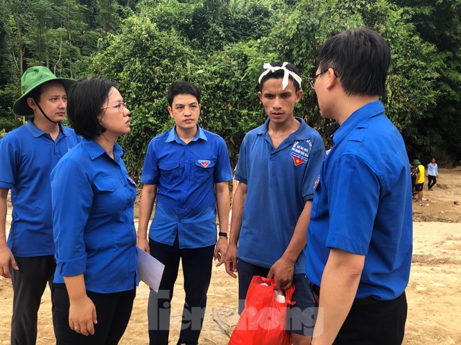 Trưởng ban Tổ chức Trung ương thăm hỏi, chỉ đạo khắc phục hậu quả mưa lũ - ảnh 10