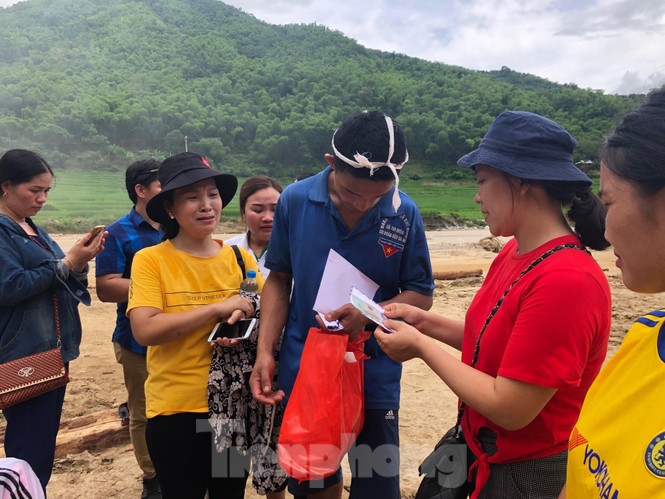 Trưởng ban Tổ chức Trung ương thăm hỏi, chỉ đạo khắc phục hậu quả mưa lũ - ảnh 8
