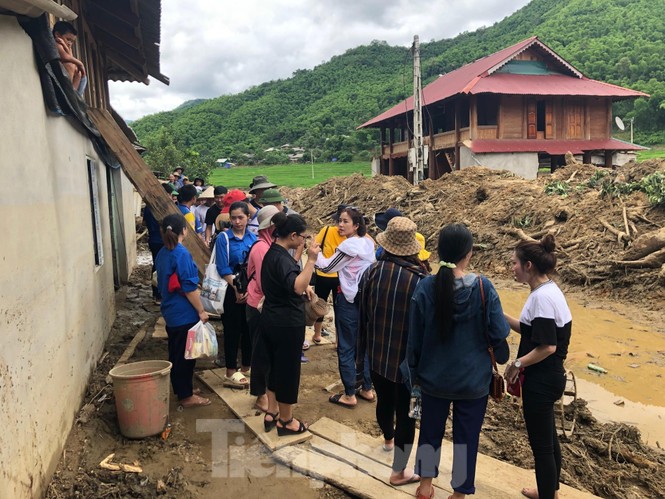 Trưởng ban Tổ chức Trung ương thăm hỏi, chỉ đạo khắc phục hậu quả mưa lũ - ảnh 9