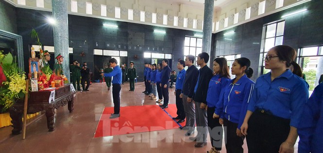 Người thân, đồng đội nghẹn ngào tiễn biệt Đại tá Hoàng Mai Vui hi sinh ở Rào Trăng 3 - ảnh 2