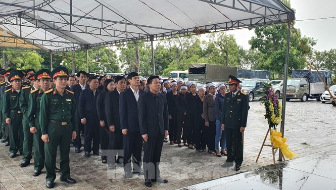 Người thân, đồng đội nghẹn ngào tiễn biệt Đại tá Hoàng Mai Vui hi sinh ở Rào Trăng 3 - ảnh 1