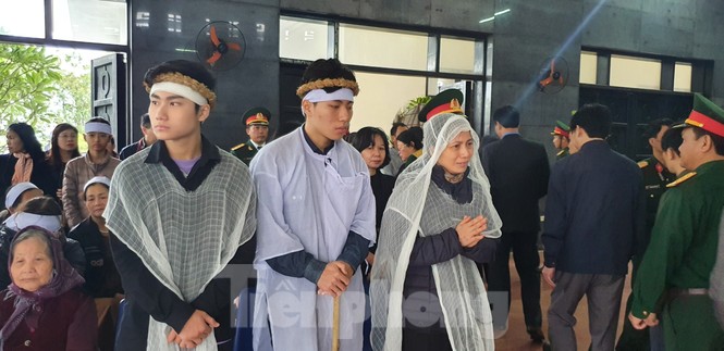 Người thân, đồng đội nghẹn ngào tiễn biệt Đại tá Hoàng Mai Vui hi sinh ở Rào Trăng 3 - ảnh 5