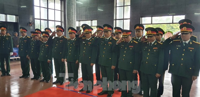 Người thân, đồng đội nghẹn ngào tiễn biệt Đại tá Hoàng Mai Vui hi sinh ở Rào Trăng 3 - ảnh 8