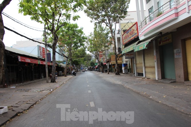 Đường phố miền Tây vắng vẻ trong ngày đầu cách ly toàn xã hội - ảnh 3