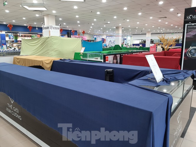 Đường phố miền Tây vắng vẻ trong ngày đầu cách ly toàn xã hội - ảnh 10