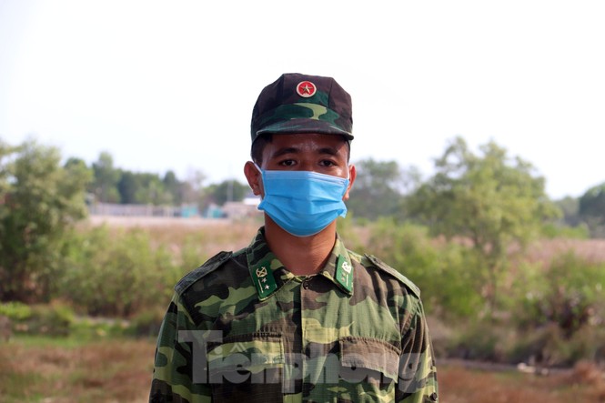 Trung úy biên phòng kể lại giây phút 'giáp lá cà nghẹt thở' với nhóm buôn lậu - ảnh 1