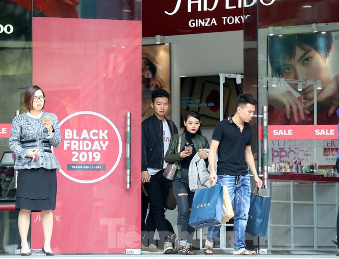 Dân văn phòng Hà Nội đổ xô mua sắm săn sale Black Friday - ảnh 10