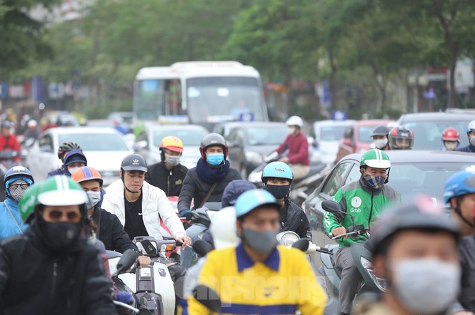 Rùng mình với mặt đường nhầy nhụa bùn đất ở nút giao Xã Đàn - ảnh 4