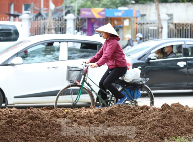 Rùng mình với mặt đường nhầy nhụa bùn đất ở nút giao Xã Đàn - ảnh 6