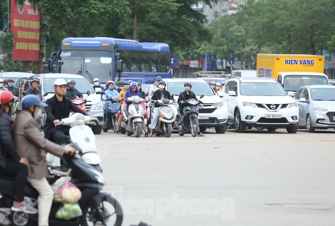 Rùng mình với mặt đường nhầy nhụa bùn đất ở nút giao Xã Đàn - ảnh 7