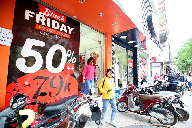 Dân văn phòng Hà Nội đổ xô mua sắm săn sale Black Friday - ảnh 16
