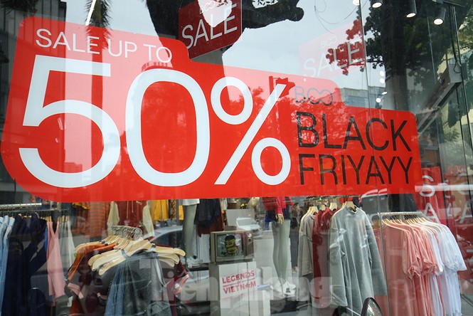 Dân văn phòng Hà Nội đổ xô mua sắm săn sale Black Friday - ảnh 1