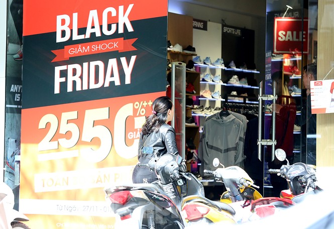 Dân văn phòng Hà Nội đổ xô mua sắm săn sale Black Friday - ảnh 3
