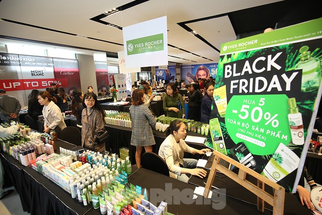 Dân văn phòng Hà Nội đổ xô mua sắm săn sale Black Friday - ảnh 4