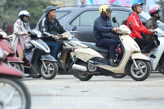 Rùng mình với mặt đường nhầy nhụa bùn đất ở nút giao Xã Đàn - ảnh 8