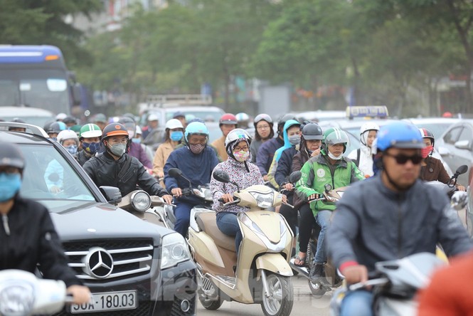 Rùng mình với mặt đường nhầy nhụa bùn đất ở nút giao Xã Đàn - ảnh 10