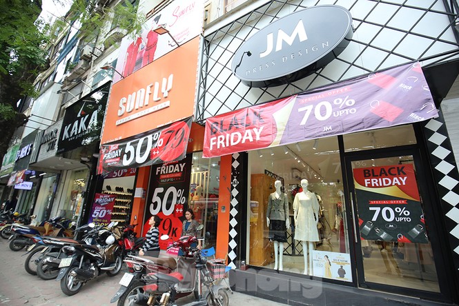 Dân văn phòng Hà Nội đổ xô mua sắm săn sale Black Friday - ảnh 5