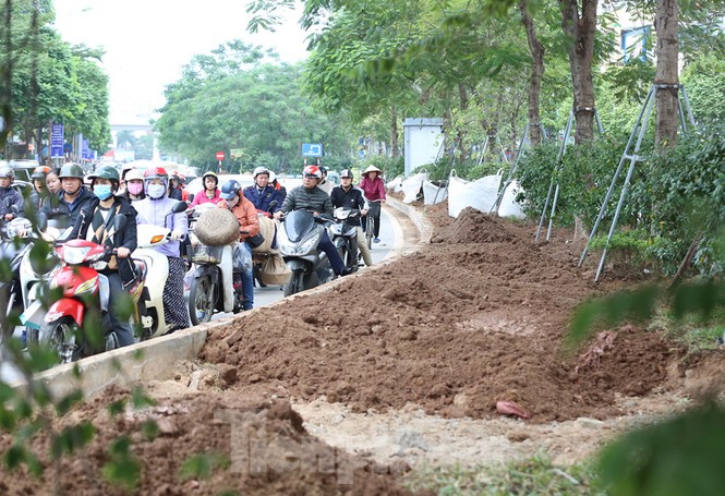 Rùng mình với mặt đường nhầy nhụa bùn đất ở nút giao Xã Đàn - ảnh 11