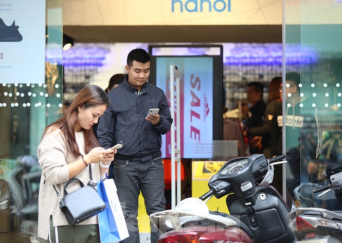 Dân văn phòng Hà Nội đổ xô mua sắm săn sale Black Friday - ảnh 8