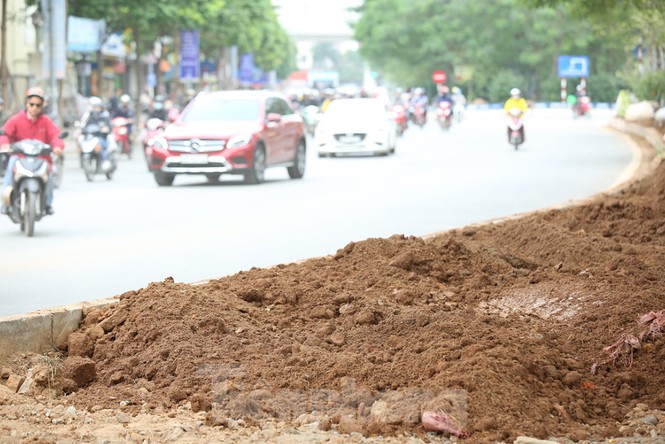 Rùng mình với mặt đường nhầy nhụa bùn đất ở nút giao Xã Đàn - ảnh 12