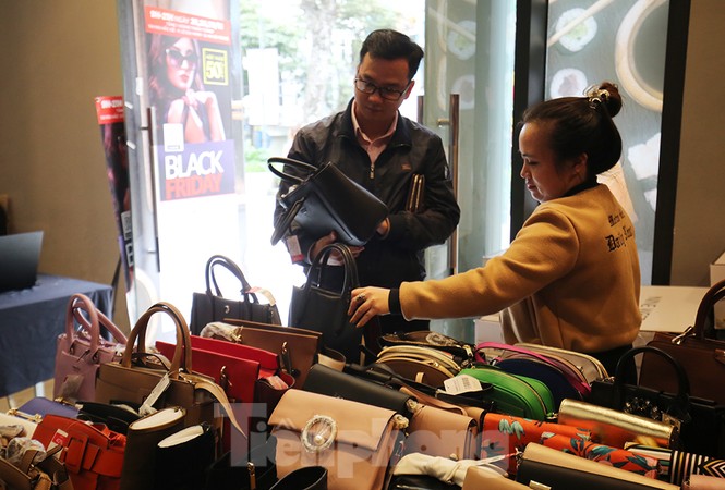 Dân văn phòng Hà Nội đổ xô mua sắm săn sale Black Friday - ảnh 9