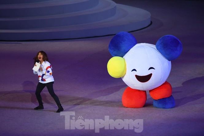 Bóng hồng nóng bỏng trong Lễ khai mạc SEA Games 30 - ảnh 10