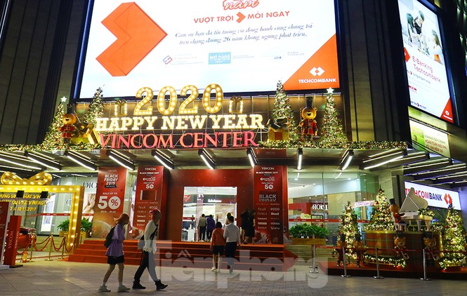 Trung tâm thương mại, siêu thị Hà Nội trang hoàng đón mùa Giáng sinh - ảnh 6