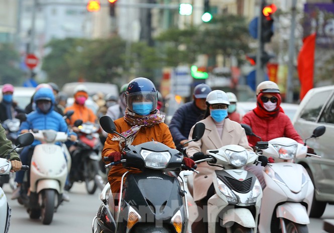 Người dân Hà Nội run run ngoài phố lạnh mùa Đông - ảnh 9