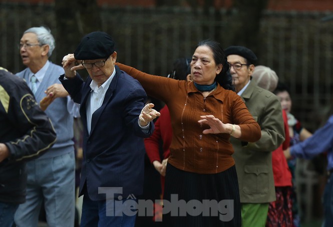 Người dân Hà Nội run run ngoài phố lạnh mùa Đông - ảnh 10