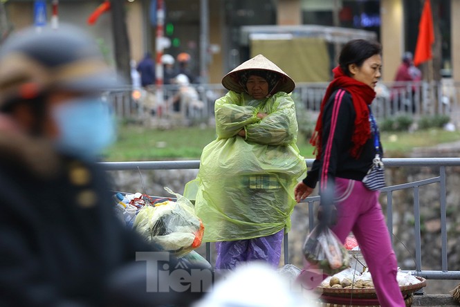 Người dân Hà Nội run run ngoài phố lạnh mùa Đông - ảnh 1