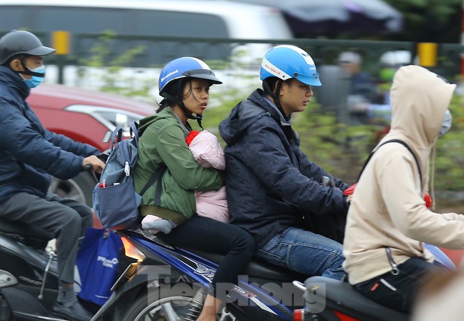 Người dân Hà Nội run run ngoài phố lạnh mùa Đông - ảnh 6