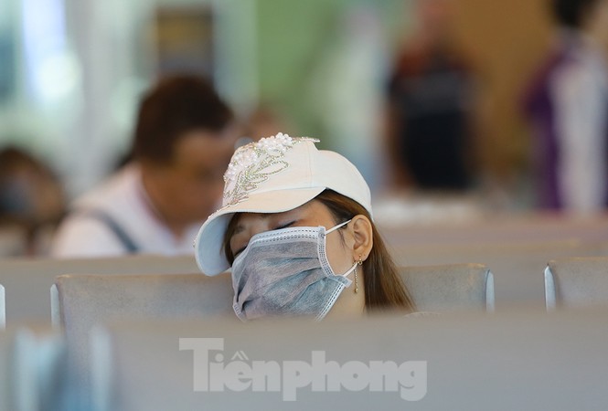 Hành khách tại sân bay Cần Thơ kín mít khẩu trang phòng chống virus Corona - ảnh 12