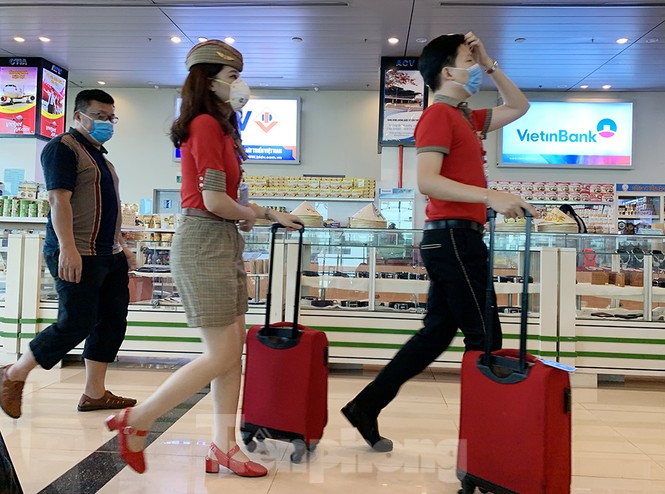 Hành khách tại sân bay Cần Thơ kín mít khẩu trang phòng chống virus Corona - ảnh 14
